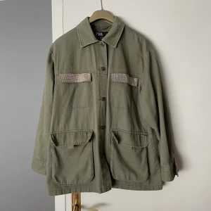 Camo-jacka från zara - Jättefin och skön jacka från zara! Älskar den men den har inte riktigt kommit till användning för mig och därför säljer jag! 