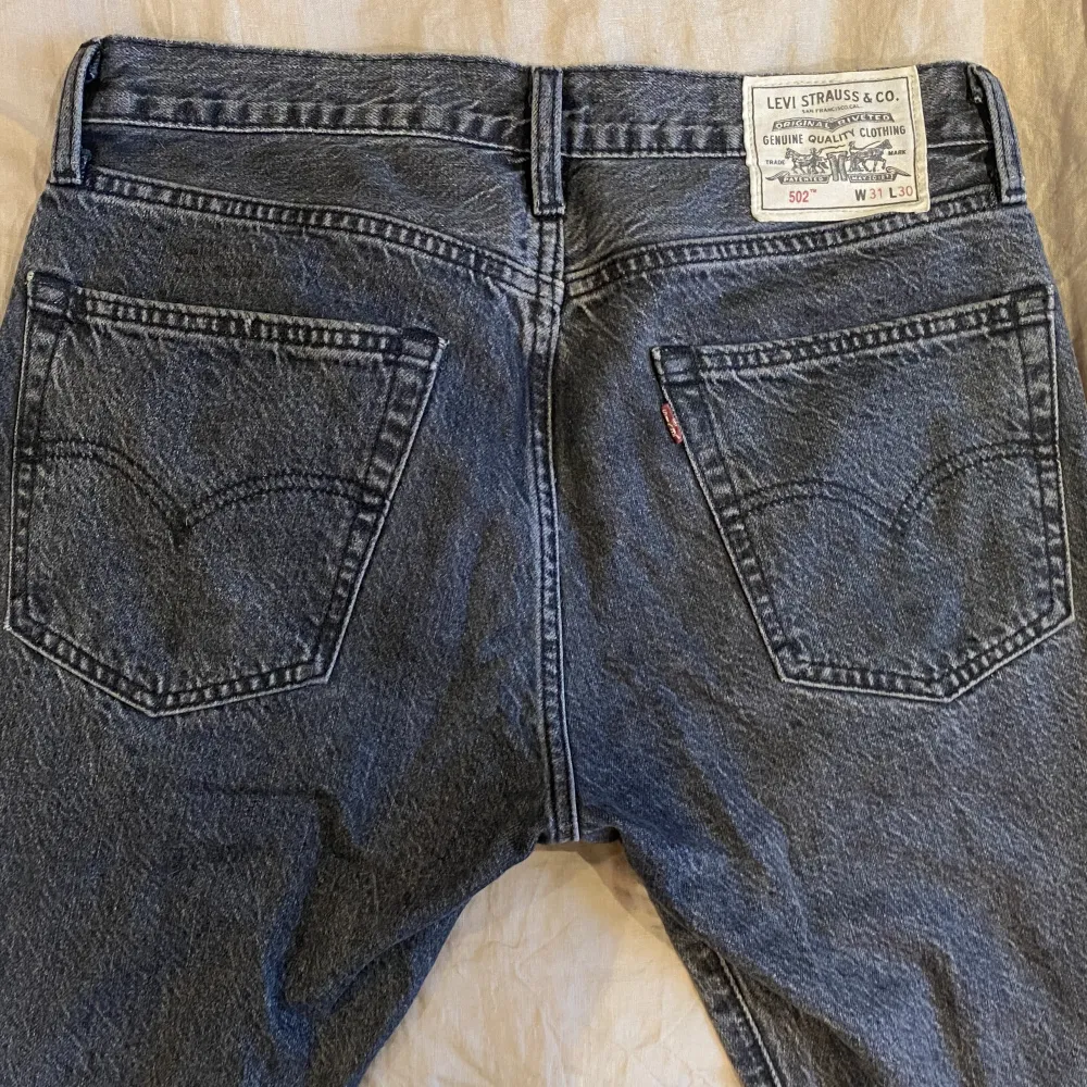 Fina jeans från Levis i storlek 31/30” ✨ I fint skick! Tvättas innan dom skickas om så önskas.. Jeans & Byxor.