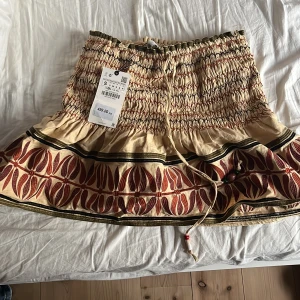 Zara kjol - Säljer min superfina zarakjol, helt oanvänd och prislappen kvar, köpte den för 500 men säljer 350💕