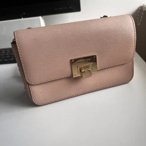 Handväska - En äkta Michael Kors väska köpt på Hawaii. Den har en plånbok och går att dela upp!