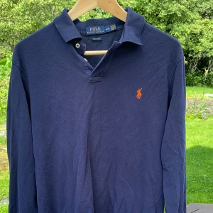 Långärmad Ralph lauren piké  - Säljer denna as snygga pikén i oerhört bra skick och storleken L (men passar M), den passar perfekt under alla årstider men kan bli lite skönare nu under hösten. Ny pris: 1500 kr, Mitt pris: 350 kr! (Priset kan diskuteras vid en snabb affär)