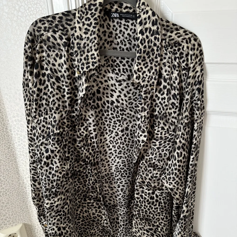 Leopard sidenskjorta från Zara. . Blusar.