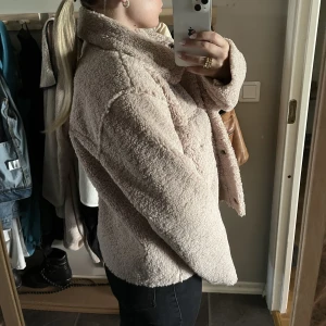 Teddyjacka - Säljer denna fina höstjacka som är köpt på NAKD, nypris 879kr