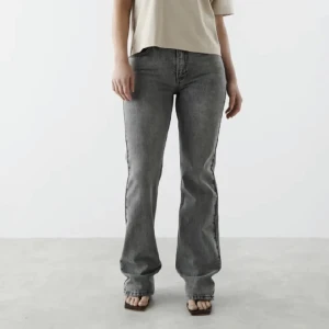 Ginatricot jeans - Säljer denna jätte fina low/mid waist byxan från ginatricot som inte kommer till min användning. Bra skick och inga defekter 💕 org pris: 499 kr