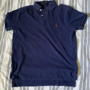 Ralph Lauren piké  - Snygg Ralph Lauren piké storlek M. Skickar enligt bild. Skriv om du har frågor. Bredd är från armhålorna 