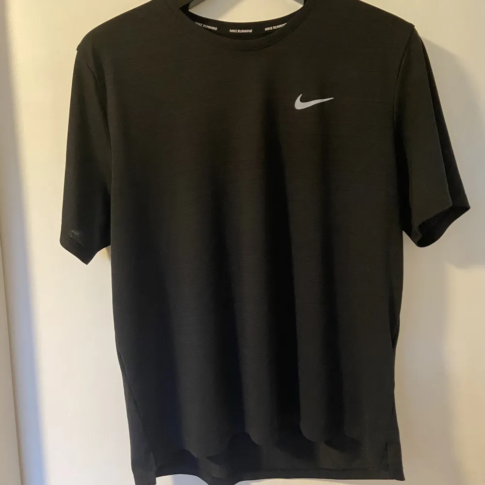 Storlek Large Nike dri-fit t-shirt pefekt för tennis/Padel/badminton/squash. T-shirts.