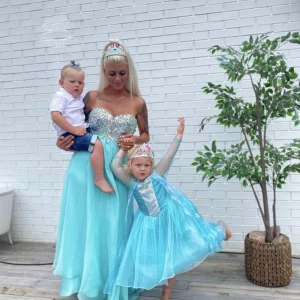 Bak klänning  - Bal klänning i storlek S men har snörning i rygg så man både kan dra in och ut. Jätte vacker! Minns inte märket men de är märkes klänning 