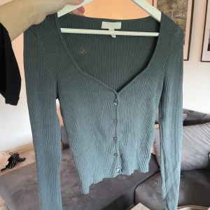 Långärmad tröja - Säljer denna superfina långärmade tröjan i en mörkgrön nyans! I jättebra skick och säljer pga flytt