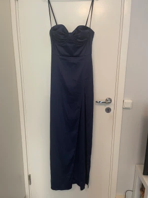 Babyboo - Navy klänning - Helt ny klänning utan prislapp. Klänningen är från Babyboo i storlek S och köpte deb för ungefär 1100 i svensk valuta. Se länk nedan.  Skriv för fler bilder:)   Länk till klänning: https://www.babyboofashion.com/en-eu/products/alora-maxi-dress-navy?_pos=1