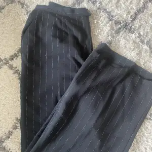 Ett par oanvända kostymbyxor. Svarta kritstreckrandiga🖤 Kostymmodell men kan vara lite kortare i benen🖤 Dem är från Voglia och är bara testade en gång.