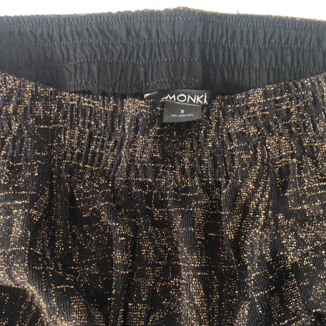 Svarta byxor med guldigt mönster - 90