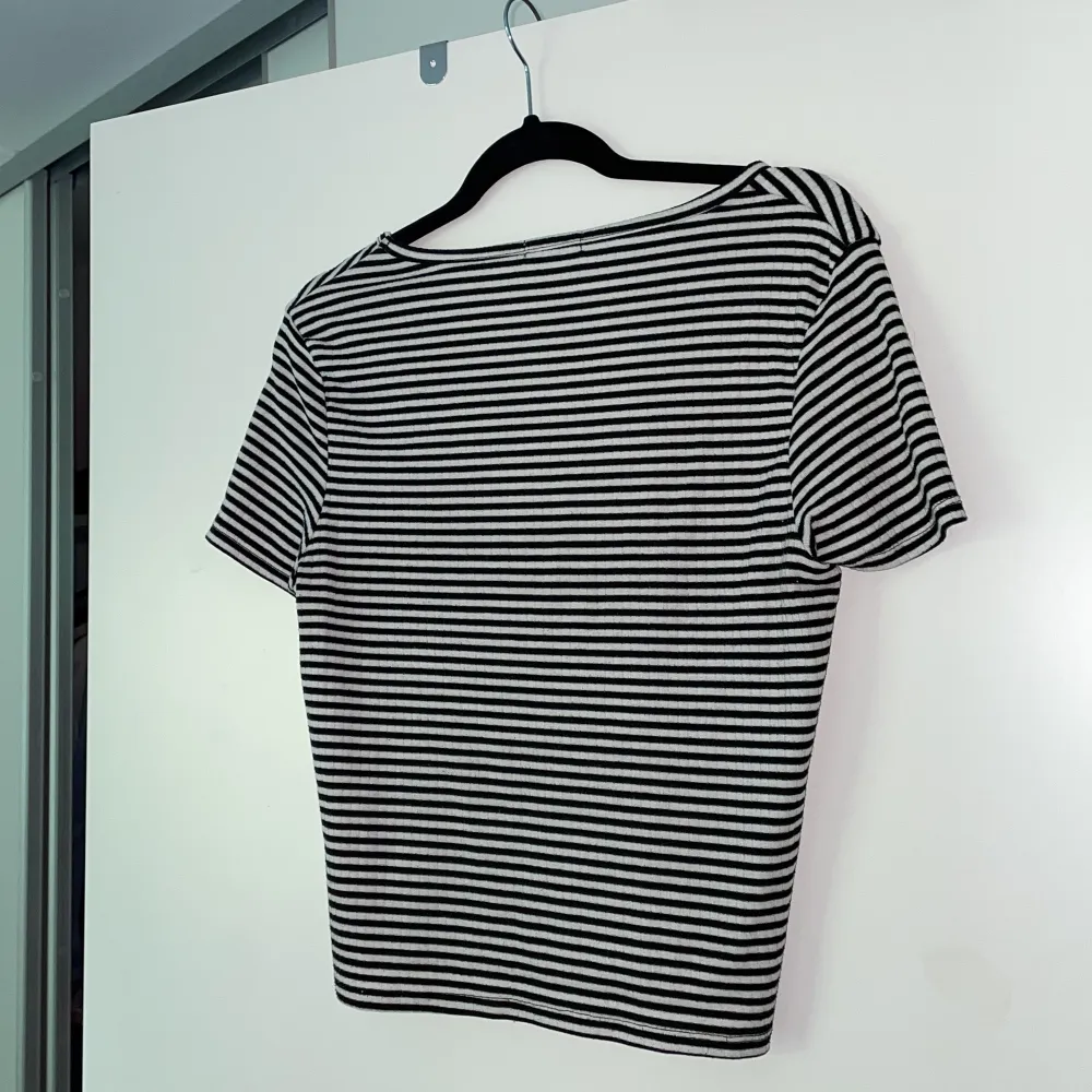 Randig t-shirt från Cubus! Tröjan är använd men i bra skick 🤩. T-shirts.