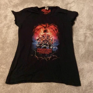 Stranger things  - Stranger things T-shirt  . Använd en gång