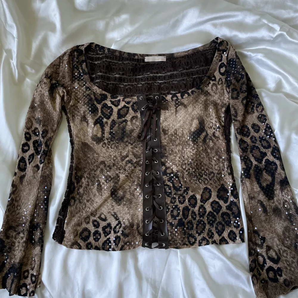 Väldigt fin tröja med leopardmönster och paljetter. Köpt på humana för ett tag sen så den är mycket unik.❤️❤️. Toppar.
