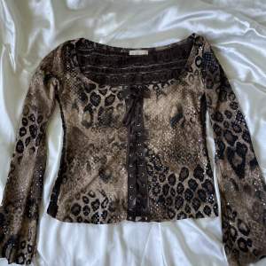Väldigt fin tröja med leopardmönster och paljetter. Köpt på humana för ett tag sen så den är mycket unik.❤️❤️