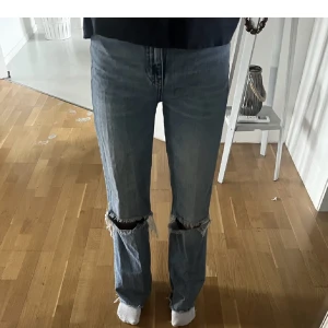 Jeans - Säljer dessa jeansen från stradivarius. Nypriset på dem är 359kr och jag säljer dem för 200+ frakt. Ni kan se längden på första bilden, jag är ca 167.