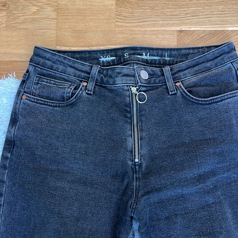 Grå jeans från vero moda i storlek S. Jeans är i skönt material och har en fin detalj vid dragkedjan. Ordinarie pris 499 kr, jag säljer för 89 kr.. Jeans & Byxor.