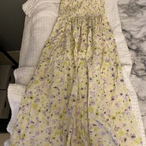 Blommig klänning  - Säljer denna jätte fina klänningen från hm i storlek S men funkar på mig som är Xs. Den är använd max 3 gånger man kan även andvända den som kjol. Ny pris 200kr. Säljer den på grund av att den inte kommer till andvändning.