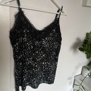 Linne - Fint linne med blommigt mönster🤍