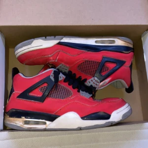 Jordan 4s  - Röda Jordan 4s vid storlek 40/41, fick dom men har aldrig varit till användning fortfarande i bra skick men ganska slitna enligt mig 