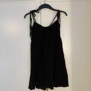 Klänning  - Säljer denna gulliga svara klänningen med en söt detalj där fram✨