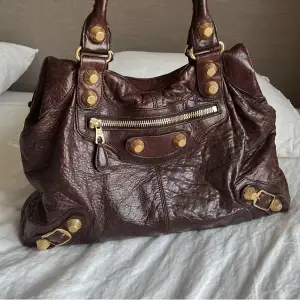 Säljer min äkta vintage balenciaga city bag. Den är i perfekt storlek för t.ex en MacBook Pro precis får plats i den man vill ha den och plugga. Den är så unik och fin och passar till alla jackor/outfits. 