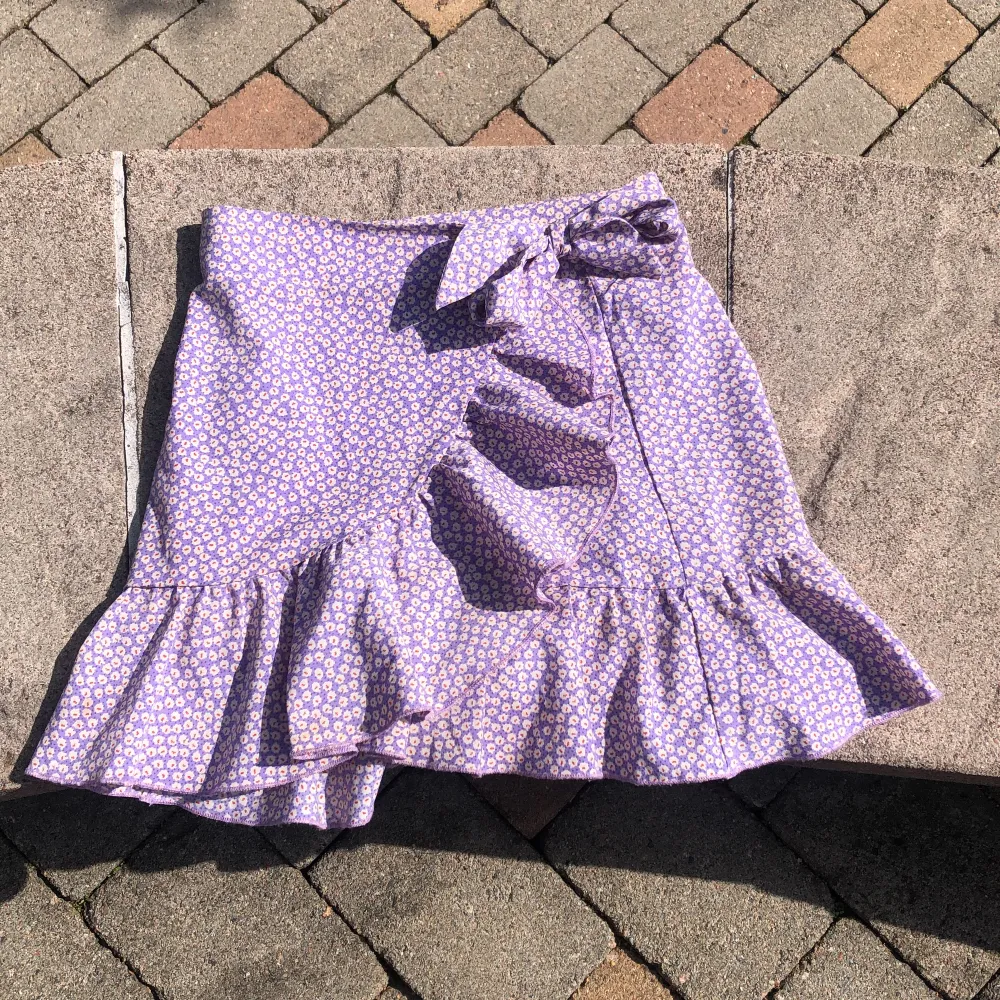 En kjol med volanger som man knäpper och knyter själv . Kjolar.