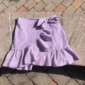 En kjol med volanger som man knäpper och knyter själv 