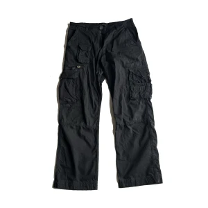 Cargobyxor - Köpta second-hand, finns därför fläckar som inte gått bort. Säljer då de inte passar mig längre