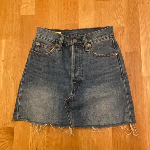 Levis jeans kjol i väldigt bra skick. Tyvärr är den för liten för mig. Super fin till sommaren! Ordinarie pris: 700kr
