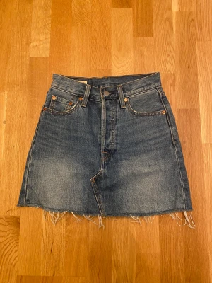 Levi’s Jeans kjol - Levis jeans kjol i väldigt bra skick. Tyvärr är den för liten för mig. Super fin till sommaren! Ordinarie pris: 700kr