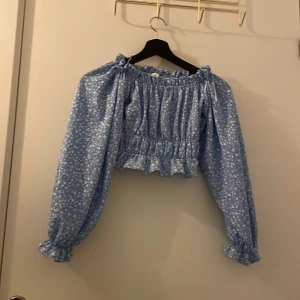 Blus - Säljer en blå blus från Gina Tricot