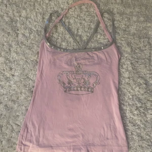 Victoria beckham linne - Viktoria beckham linne, de rosa bandet ska sitta halterneck och de silvriga vanligt. Står storlek L men det är en S/M. Vill du köpa trycker du på ”köp nu” jag postar inom 24h