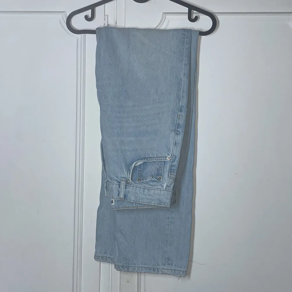Säljer dessa jeans då dom inte kommer till användning längre💗 pris kan diskuteras💗 storlek 34💗. Jeans & Byxor.