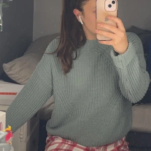 Grön stickad tröja - Inte använd så många gånger