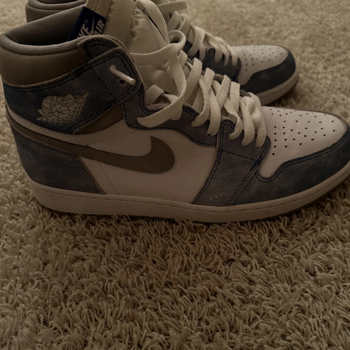 Jordan 1 Hyper royal smoke grey