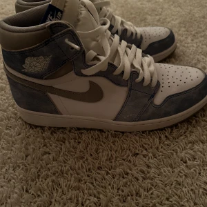 Jordan 1 Hyper royal smoke grey - Säljer mina Jordan 1 hyper royal smoke grey. Köpt i USA Los Angeles på cool kicks. Sällan använda och skicket 9/10. Box saknas. Äkta jordans i storlek 46. Nypris 5000kr men mitt pris 3000kr