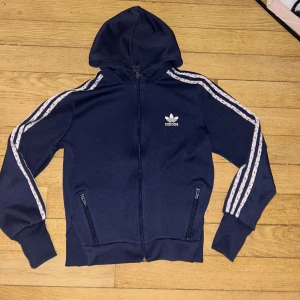 Adidas kofta - Mörkblå adidas kofta i bra skick💗🙌