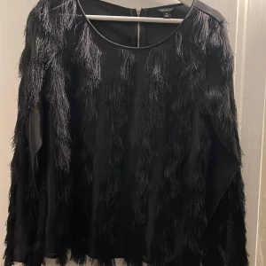 Blus med fjädrar  - Säljer min älskade blus med fjädrar🫶🏼Väldigt fint skick nästan som ny🤍(tryck gärna på köp nu knappen)