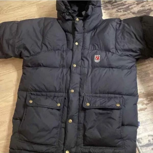 Fjällräven jacka  - Snygg fjällräven jacka i färgen svart, använd 2 vintrar men är i väldigt bra skick, storlek M i uni sex❤️är under flytt och behöver bli av med kläder så säljs så snabbt som möjligt! Ifall du köper andra plagg av mig kan ja räkna ihop allt som en paketpris❤️