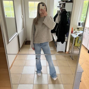 Jeans - Jag får inte så mycket användning av dess jeans så därför säljer jag de! De är i strl 34 men passar mig som brukar 36 i byxor. De är lite lång för mig som är ungefär 171 cm. De är även lite slitna längst ner, men tycker inte de riktigt gör någonting💞💞