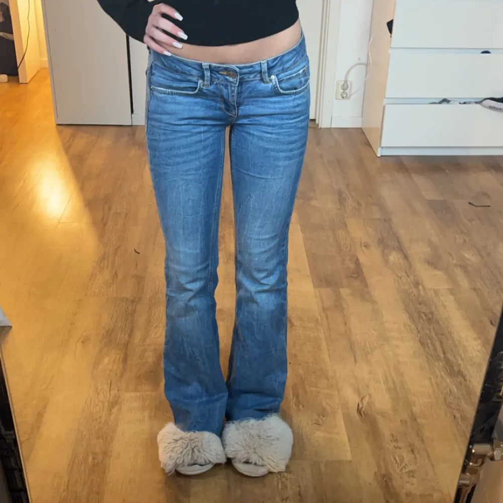 Säljer ett par blåa, lågmidjade,  utsvängda jeans från Gina (just denna modellen finns inte kvar då de är från 2000 talet) storlek 36 men har 34 i vanliga fall o dessa sitter ju perfekt. Väldigt stretchiga och jag är 160 som referens😊. Jeans & Byxor.