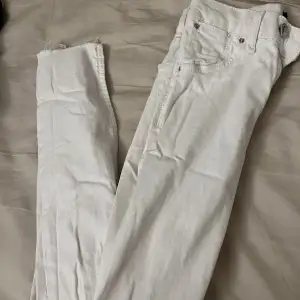 Super snygga vita jeans ifrån Bershka. Använda 1-3 gr. Inga defekter alls. Med öppning vid ena knäet 