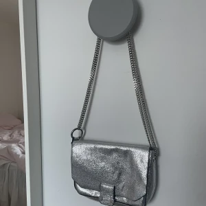 Silvrig väska  - Väska från zara i silver✨✨