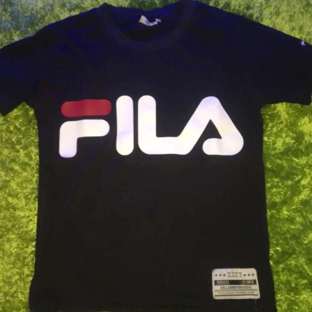 Fila t-shirt väldigt bra skick knappt använd . Blusar.