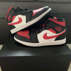 Air Jordan 1 mid Black fire red Helt nya Storlek: 43 