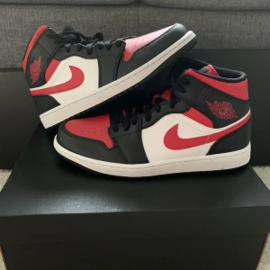 Air Jordan 1 mid black fire red - Air Jordan 1 mid Black fire red Helt nya Storlek: 43 