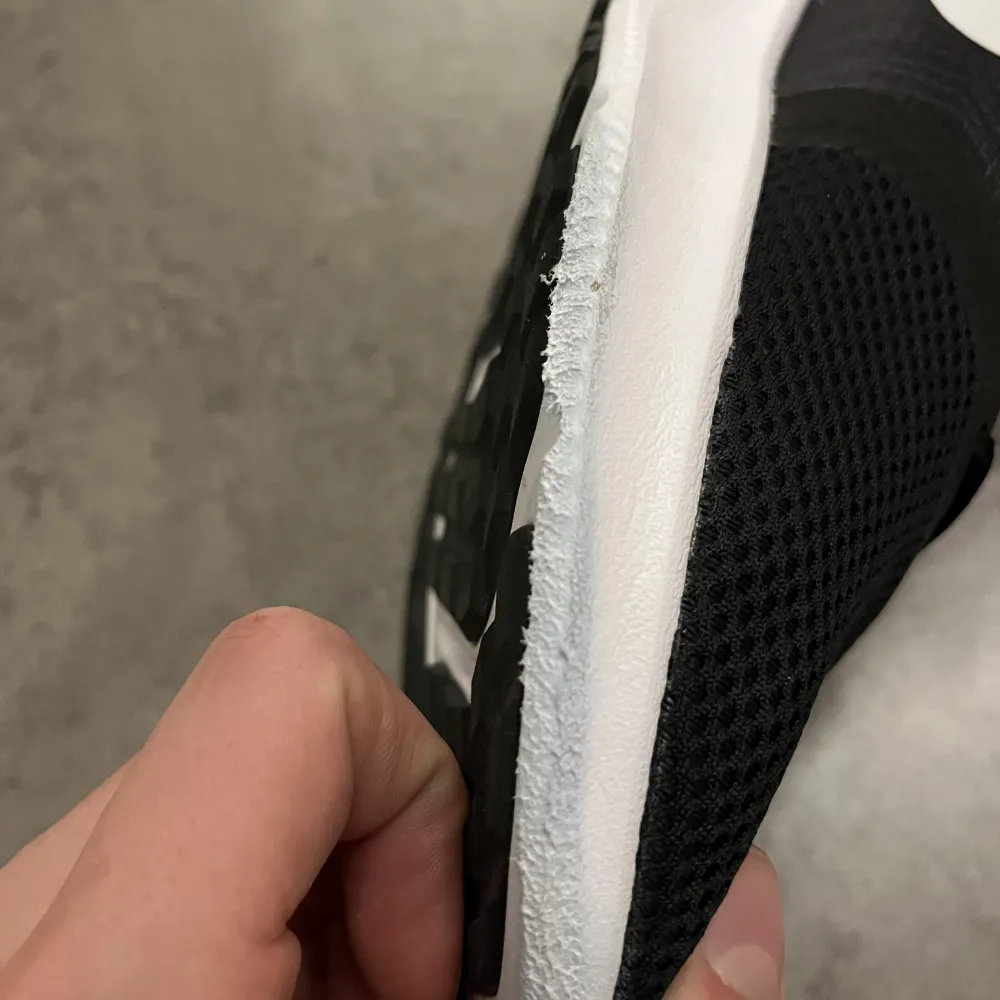Jättefin svart Nike sko som bara har testas inomhus en gång. Skorna är i jättebra skick. Den enda ”defekten” på skon kan man se på bild tre. Det är likadant på båda sidor. Ifall ni har frågor eller funderingar är de bara att skriva:). Skor.