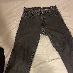 Mycket fina svarta jeans från vailent, nypris ca 650kr men de har lite slitning längst ner på höger sida