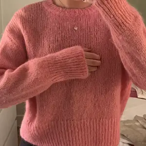 Stickad tröja i rosa